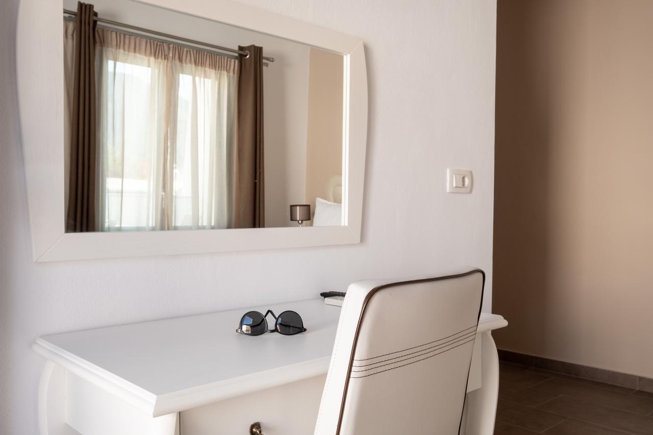 Tristhenia Aparthotel Perísza Kültér fotó